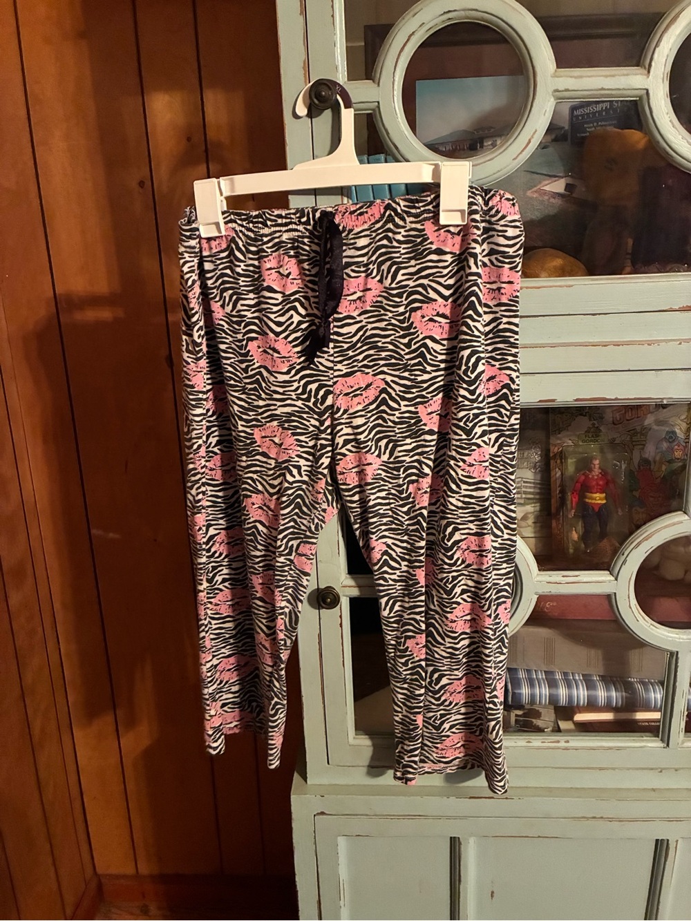 Ladies Zebra-Print Capri Pants Elastic with Pink Lip Pattern Size Large B18